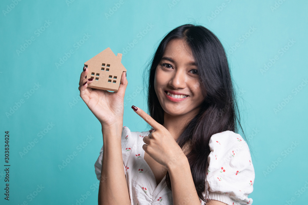 Φωτογραφία Happy young asian woman with house model.