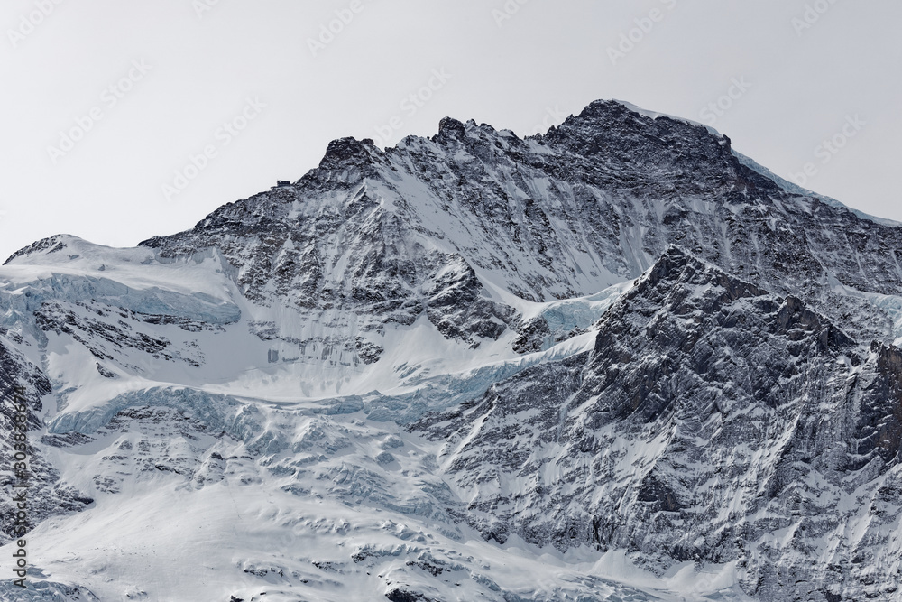 Obraz premium グリンデルワルドからユングフラウまでの登山鉄道からの景色 5月