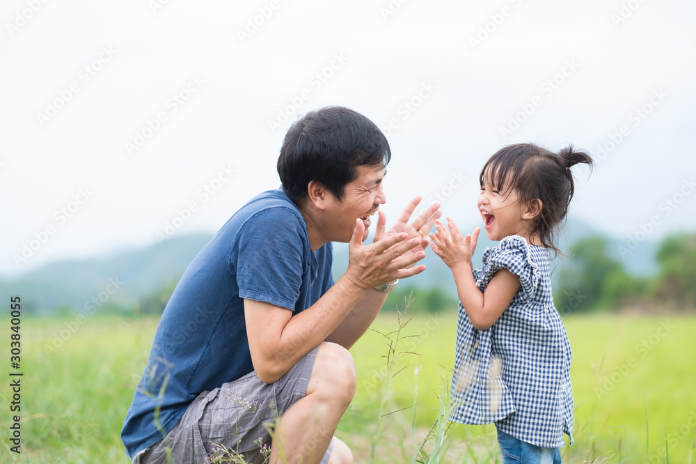 Φωτογραφία Asian father and daughter are playing and laughing together with fully happiness moment in the background of sky and mountains