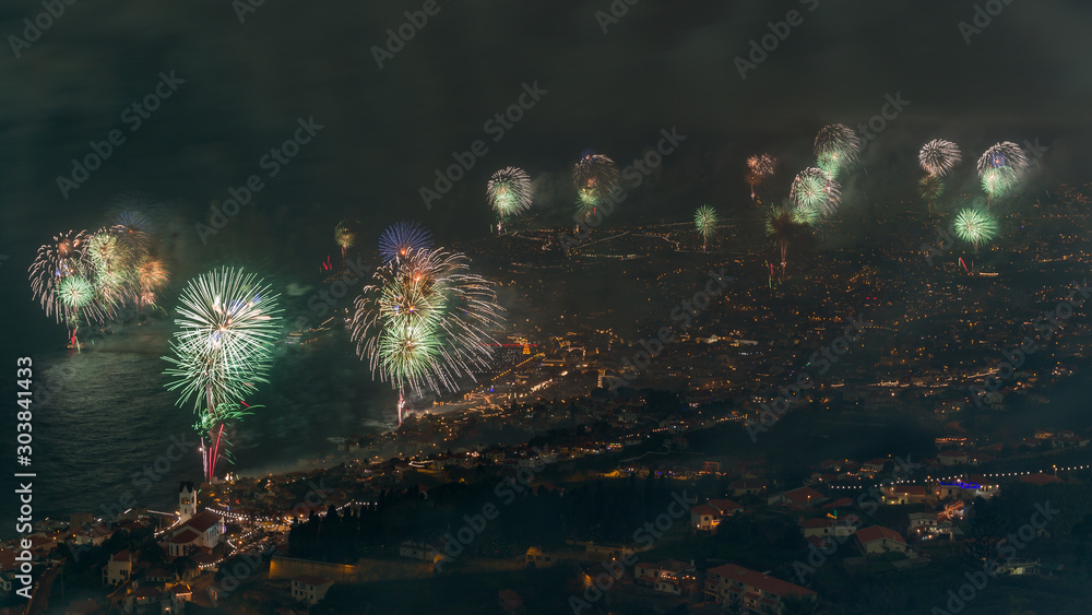 Φωτογραφία Madeira island celebrating the new year with fireworks over Funchal city