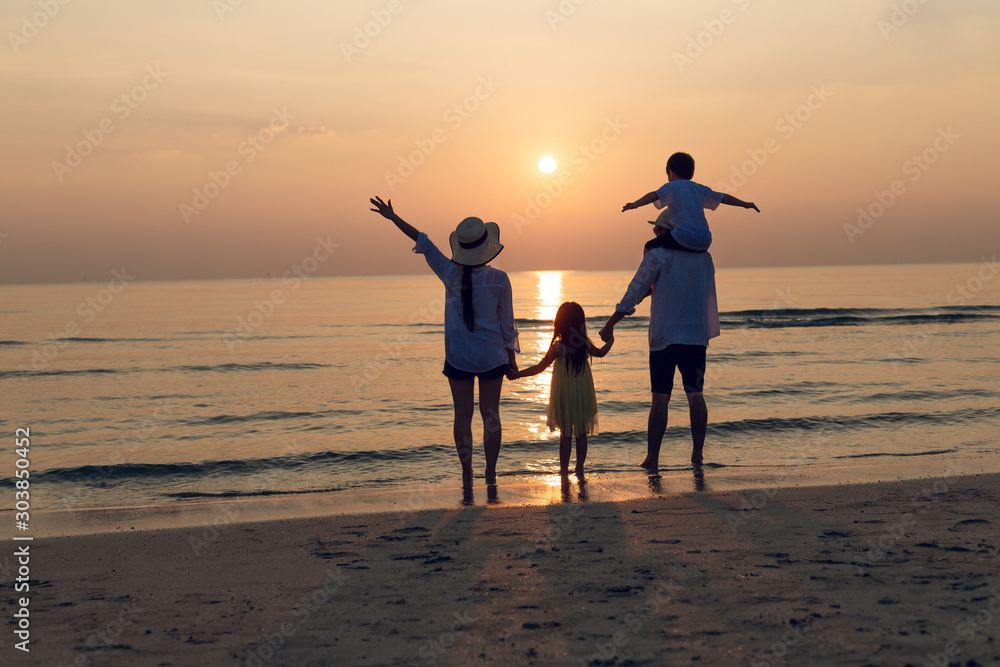 Fototapeta premium Azjatyckie rodziny bawią się na tropikalnej plaży.