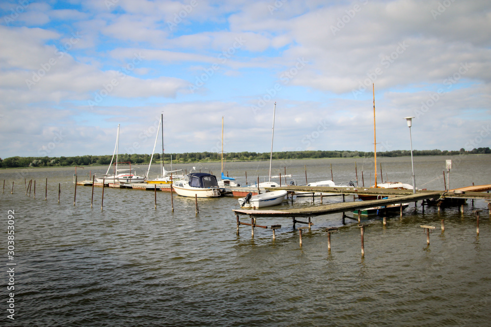 Blick auf einen kleinen Yachthafen im Bodden an der Ostsee