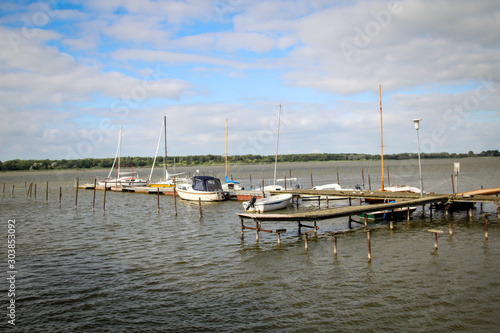 Blick auf einen kleinen Yachthafen im Bodden an der Ostsee © boedefeld1969