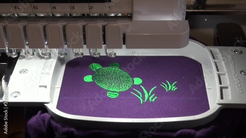 completion and start of work of the embroidery machine when changing the color of the thread from the bobbin and stop due to a trimming error when performing work on the automated production of a colo photo