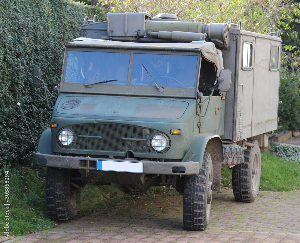 Ein Militär Lastkraftwagen mit Aufbau am Straßenrand