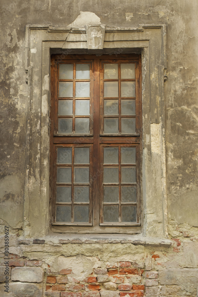 Obraz premium Old wooden window in an old non-residential building