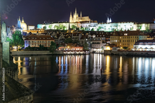 夜景 プラハ城とカレル橋 ヴィート大聖堂