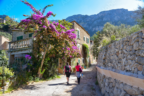 Wanderung durch das Dorf Deia auf der Insel Mallorca photo
