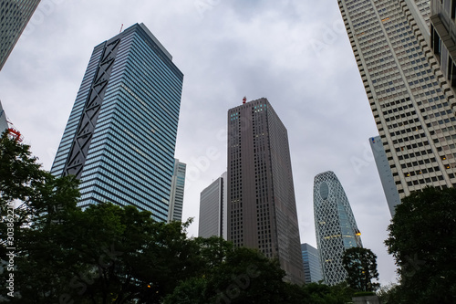 西新宿 高層ビル群 曇天 © 健太 上田