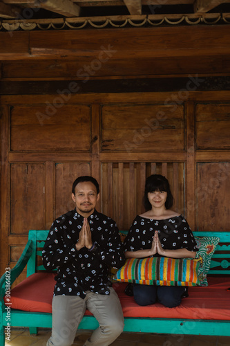 welcome greeting from asian young couple at traditional house © Odua Images