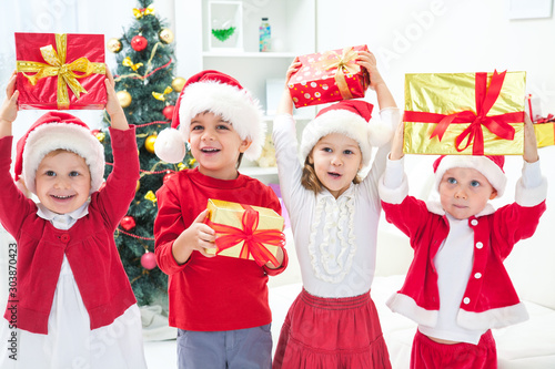 Obraz na płótnie kids in christmas w salonie
