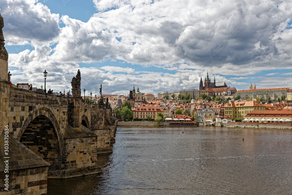 Obraz premium プラハ城 ヴィート大聖堂とカレル橋