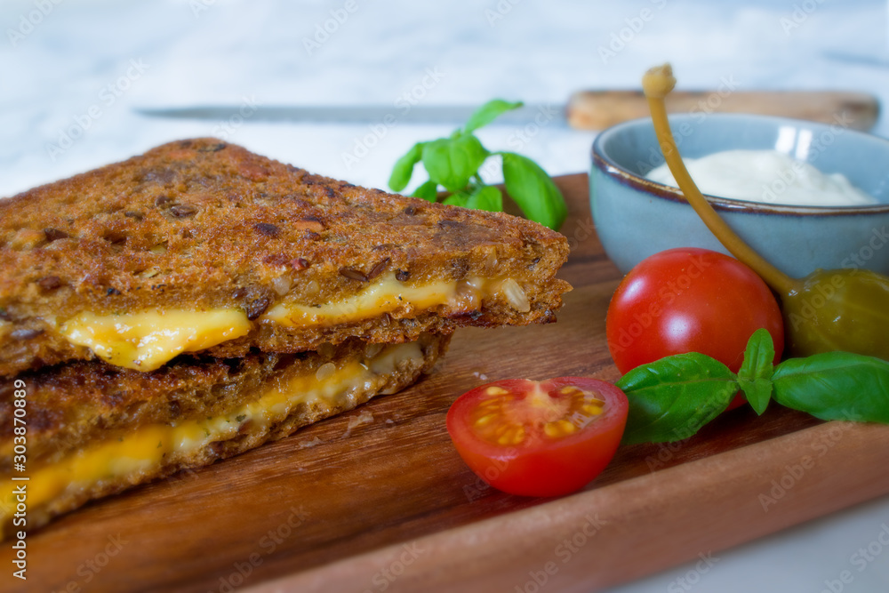 Φωτογραφία Close up food photography of a whole grain bread grilled cheese sandwich on a ma