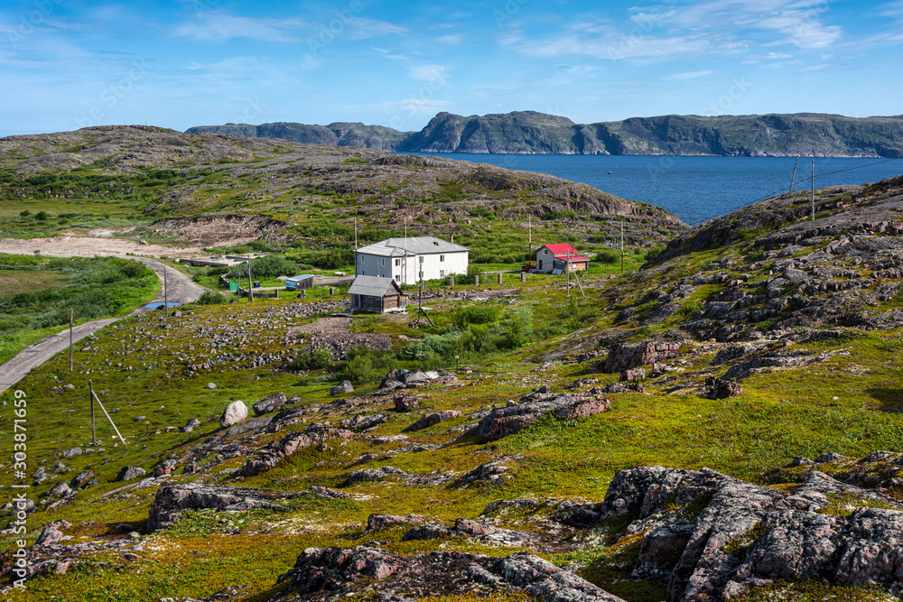 Φωτογραφία Russia, Arctic, Kola Peninsula, Teriberka: Aerial view with Barents Sea, small houses, hilly nature near Lodeiny, the newer part of the old Russian settlement small fishing village