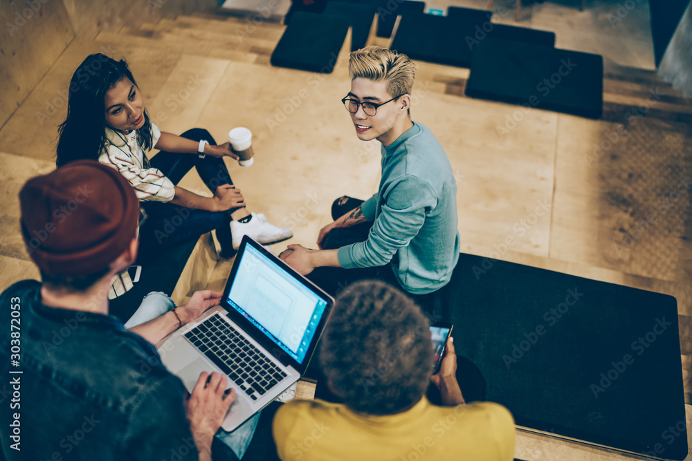 Φωτογραφία Top view of multiracial crew of students discussing ideas for coursework sitting in campus smiling, diversity group of young skilled employees share creative ideas and opinions for startup indoors