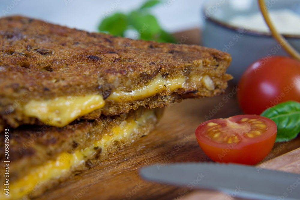 Φωτογραφία Close up food photography of a whole grain bread grilled cheese sandwich on a ma