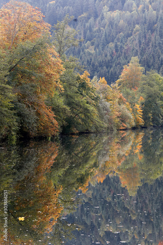 Schwarzwald Landschaft mit bunten Blättern im Herbst mit Bergen, Fluss und Spiegelung in Wasser
