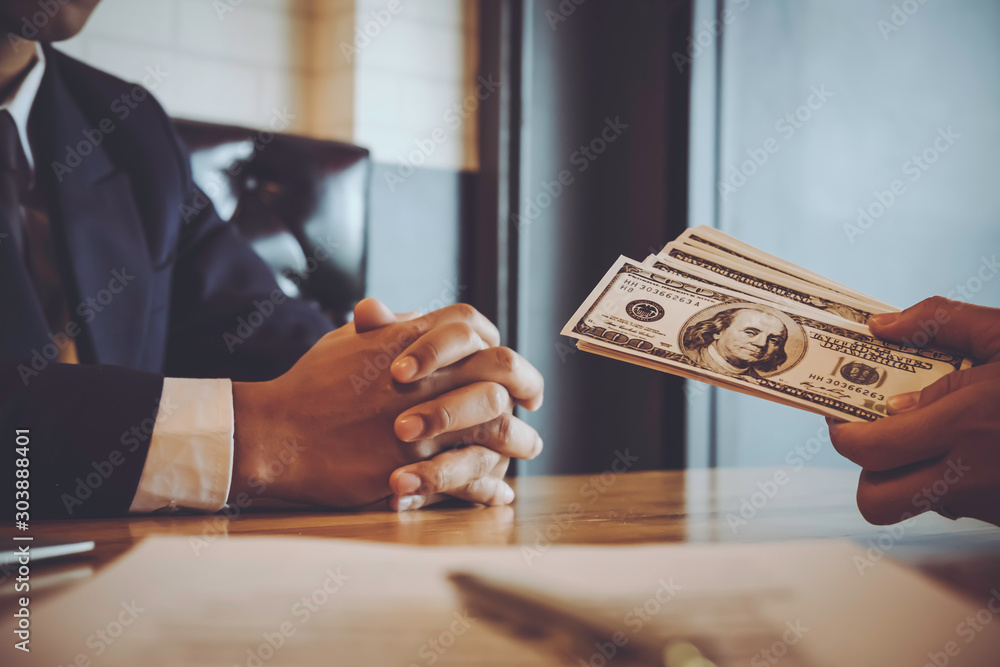 Φωτογραφία Asian business individual who owns the business sign personally sealing the deal with receiving a bribe money