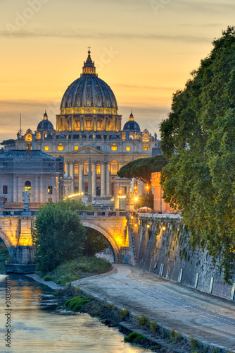 Canvas Print Wonderful view of St Peter Cathedral, Rome, Italy. Sunset light.