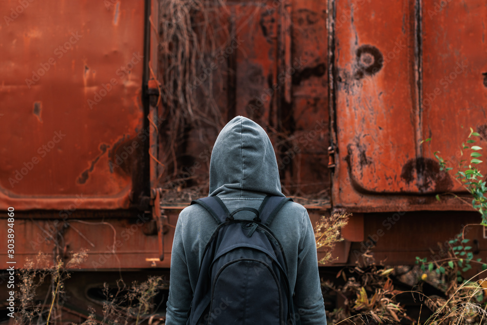 Ταπετσαρία Homeless woman with backpack getting away from it all