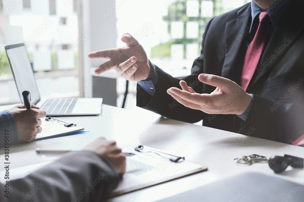 Ταπετσαρία real estate agent holding house key to his client after signing contract,concept