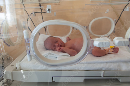 Cuadro en lienzo Premature newborn baby in the hospital incubator