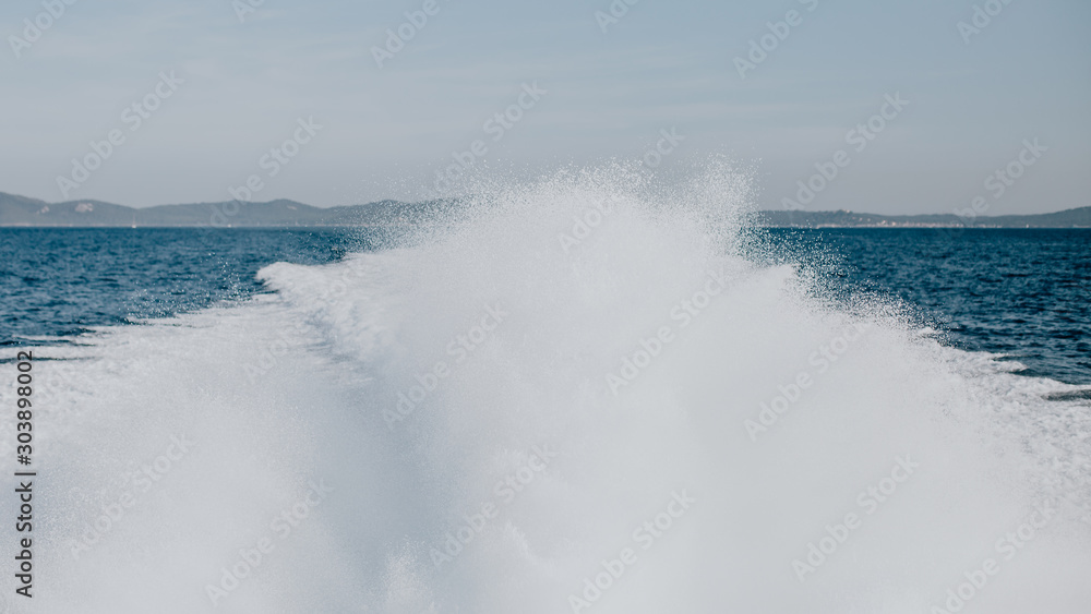 Fototapeta premium Puissance d'une vague