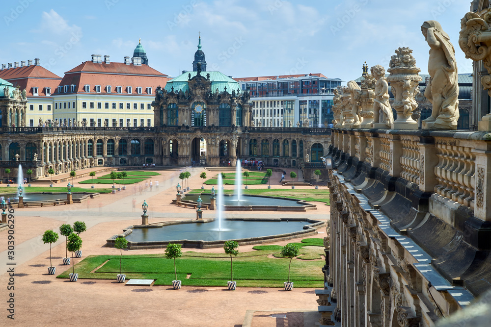 Zwinger in Dresden mit Skulpturen und Innenhofaufnahme