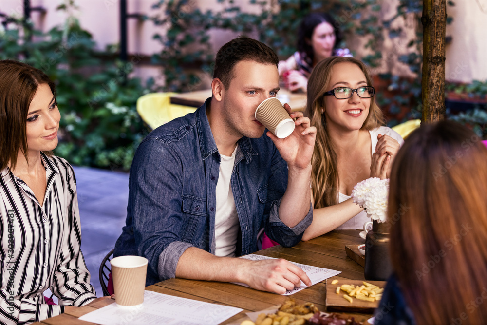 Φωτογραφία Informal friendly party with a job colleagues at the cosy cafe with delitious sn