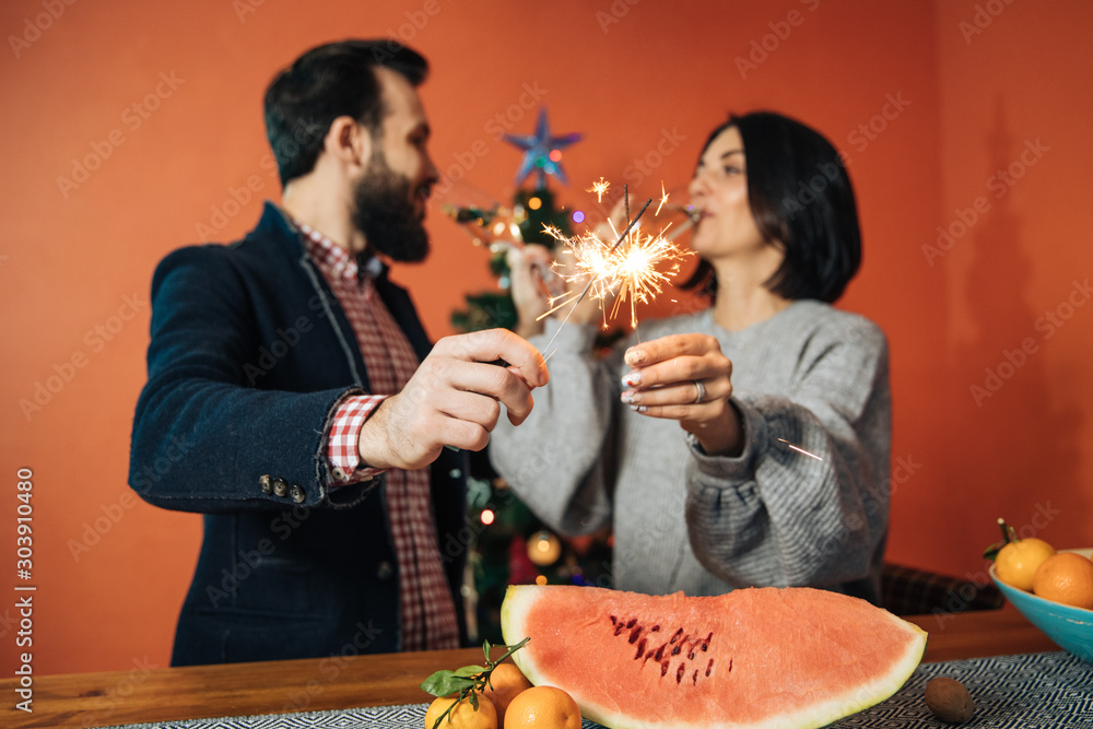Φωτογραφία young family near the Christmas tree, getting ready for the New Year and Christm