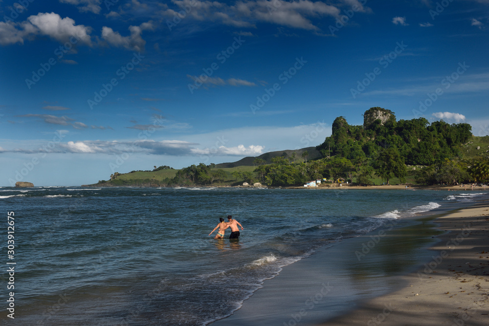 Φωτογραφία Couple wading in the ocean at Maimon Bay Riu Resorts Dominican Republic