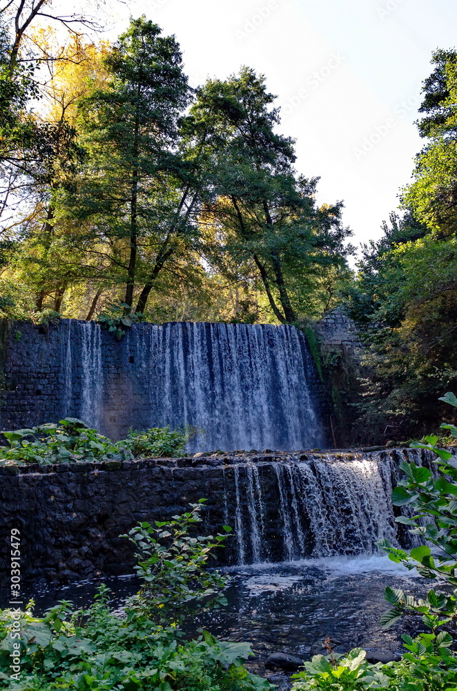 Φωτογραφία Waterfall in river Bistritsa in autumn by village Pancharevo in Vitosha mountain