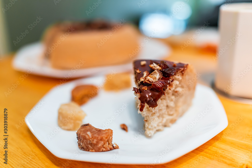 Φωτογραφία One slice closeup of yellow vanilla homemade sponge cake with chocolate frosting