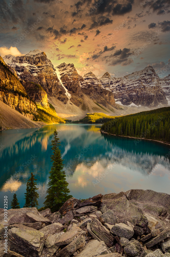 Φωτογραφία Landscape view of Moraine lake in Canadian Rocky Mountains
