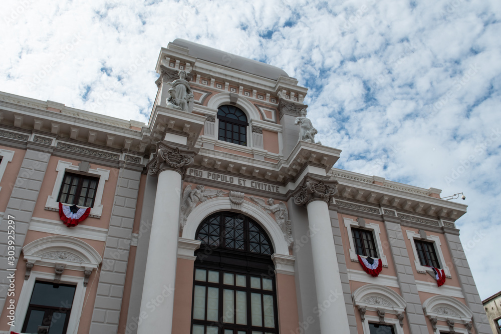 Obraz premium Palacio Municipal de Panamá (Spanish Municipal Palace of Panama) in Panama City. Historic building at Plaza de la Independencia (Spanish Independence Square).