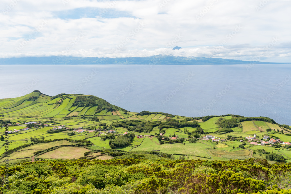 Φωτογραφία View of the São Jorge countryside with Mount Pico in the background across the Pico-São Jorge Channel of the Atlantic Ocean