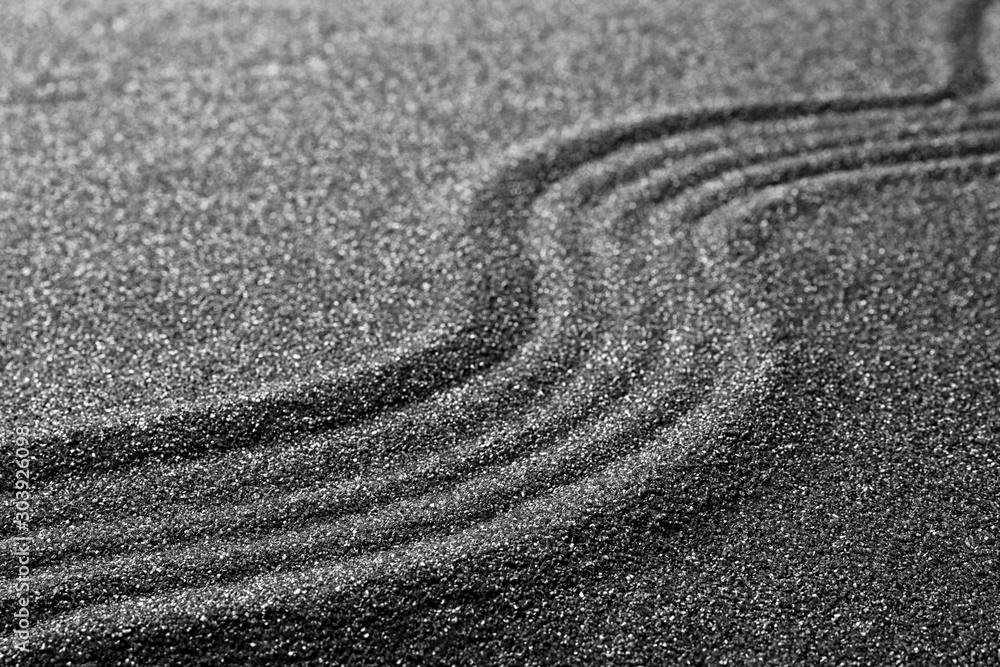 Φωτογραφία Pattern on decorative black sand, closeup. Zen and harmony