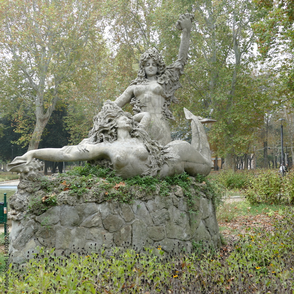 Parco della montagnola. Bologna. Italia: Fontana delle Sirene 1888, scultura in cemento