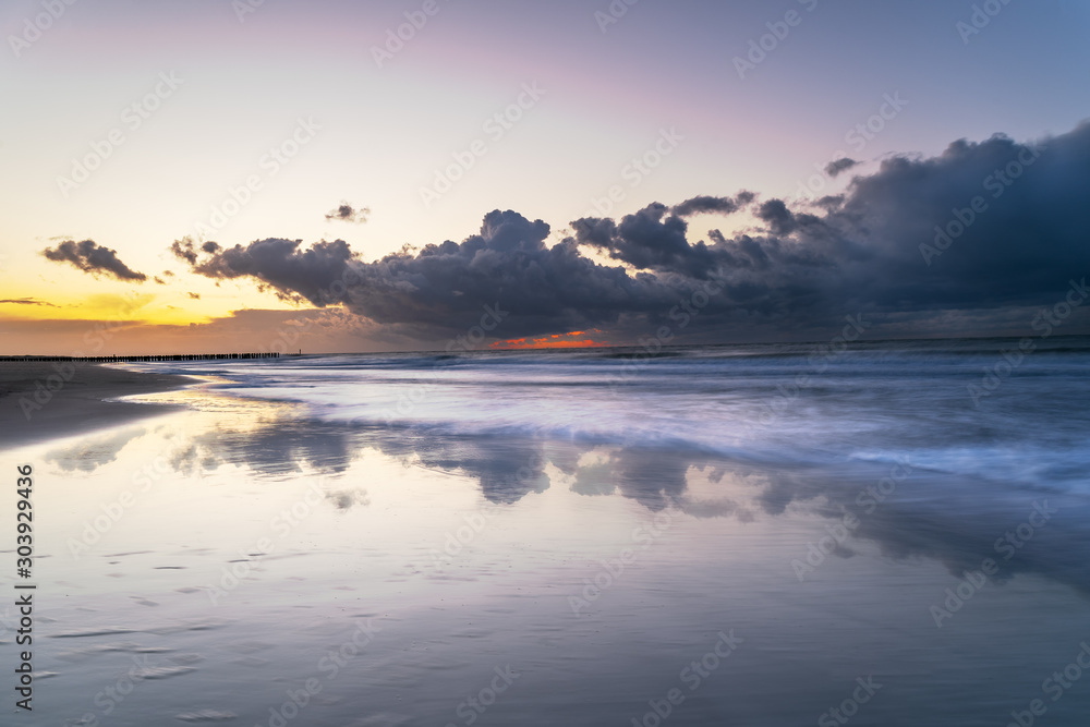 Sonnenuntergang am Meer mit spiegelung im Wasser