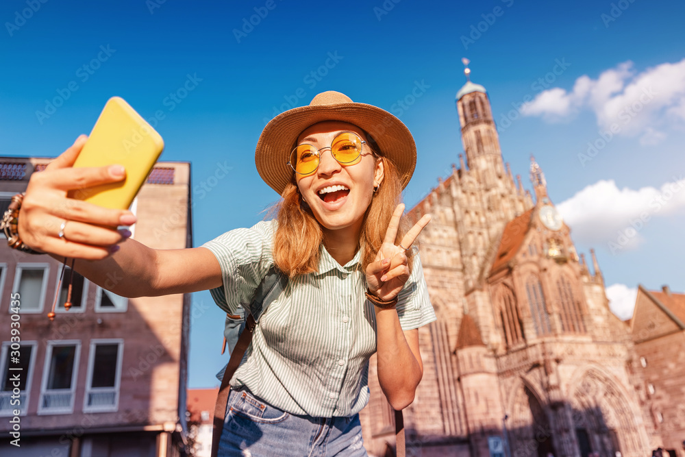 Φωτογραφία Happy asian woman taking selfie photo in Nuremberg city, Germany