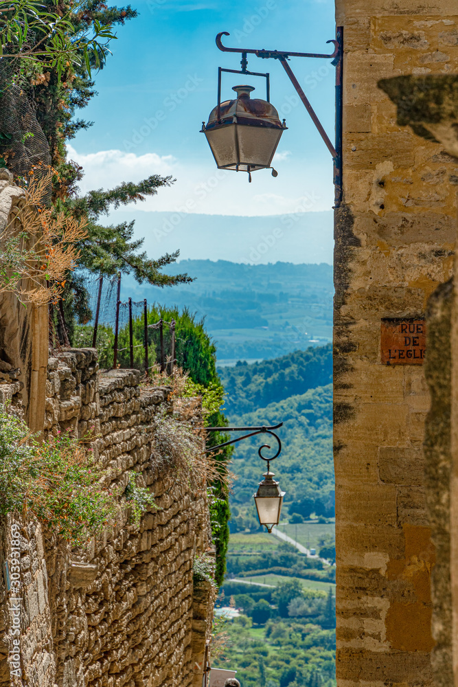 Φωτογραφία Narrow street in Gordes village in France