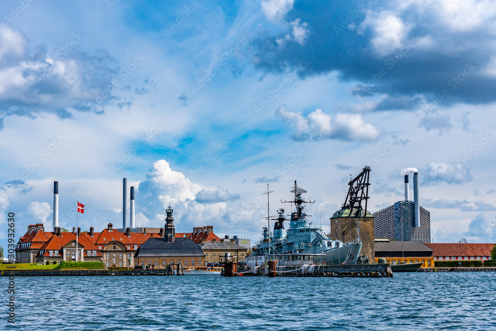 Φωτογραφία View of Amager Bakke factory with skiing slope on the rooftop in Copenhagen, Den