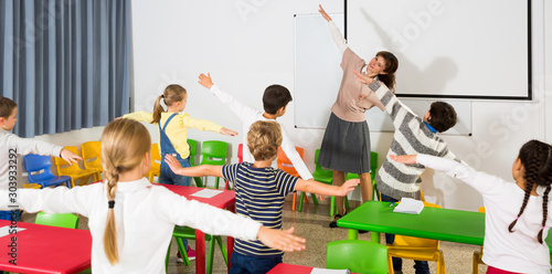 Canvastavla Teacher conducting warm-up with pupils