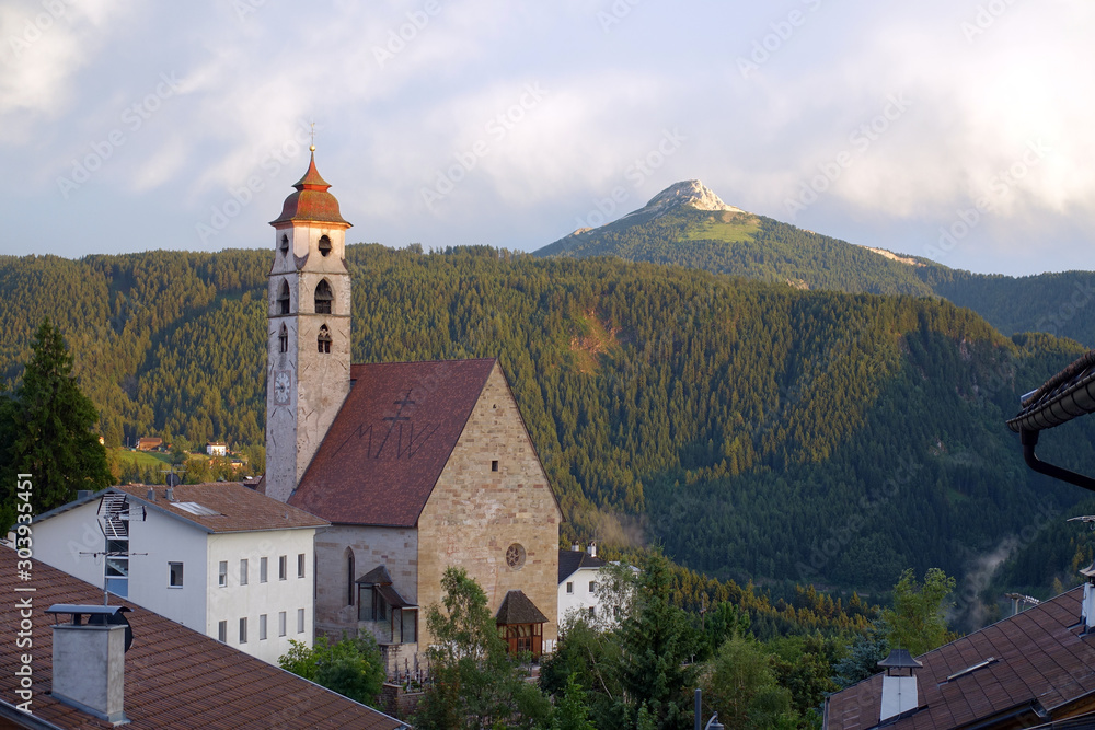 Kirche in Deutschnofen mit Weisshorn