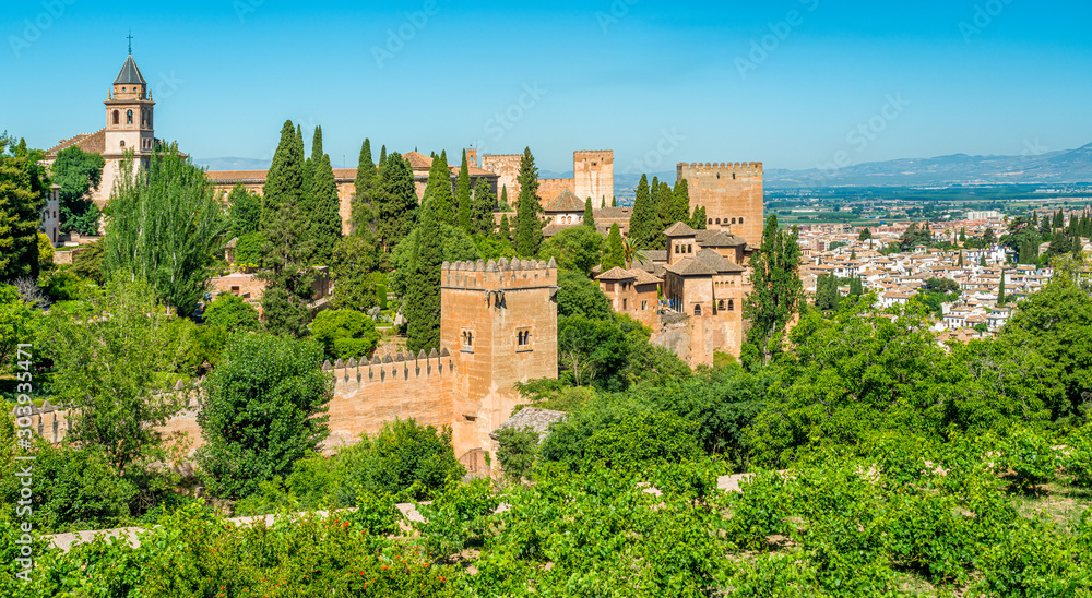Obraz premium Panoramic sight with the Alhambra Palace and the Albaicin district in Granada. Andalusia, Spain.