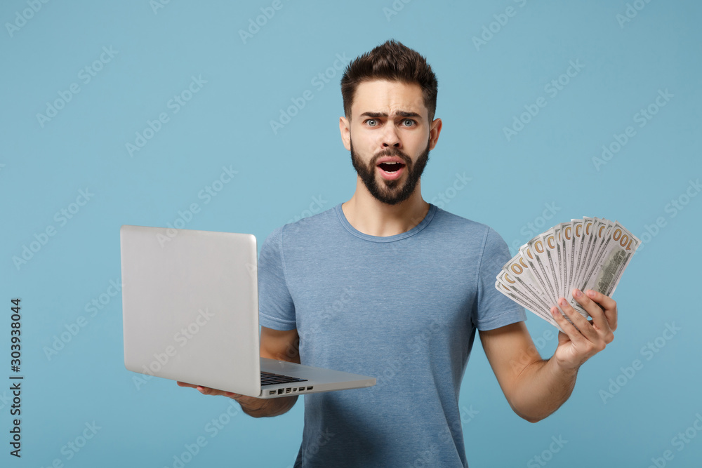 Ταπετσαρία Young shocked bewildered man in casual clothes posing isolated on blue wall background