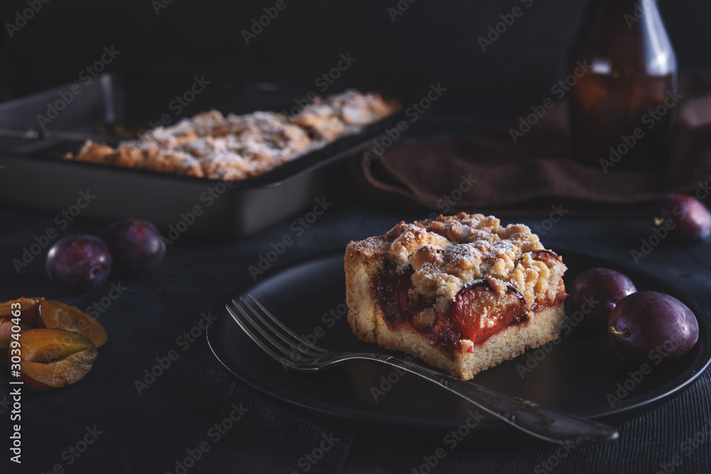 Φωτογραφία Delicious plum crumble cake