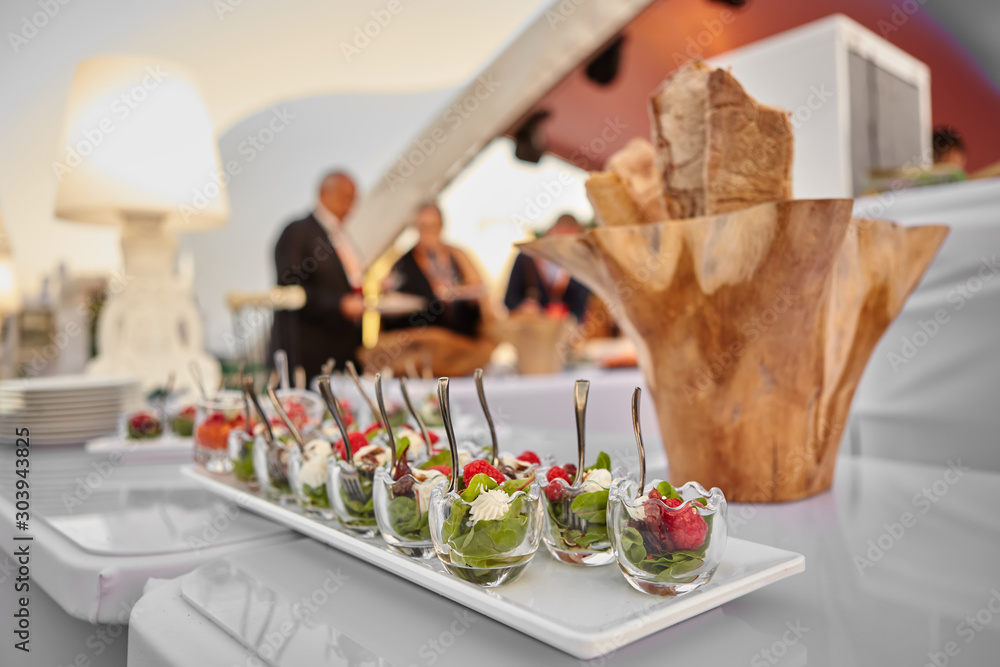 Φωτογραφία appetizer with cream cheese, raspberry and beet leaves