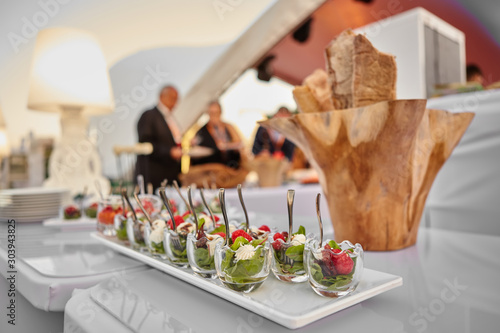 Foto appetizer with cream cheese, raspberry and beet leaves