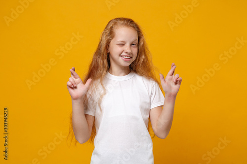 Foto Cheerful little ginger kid girl 12-13 years old isolated on yellow background